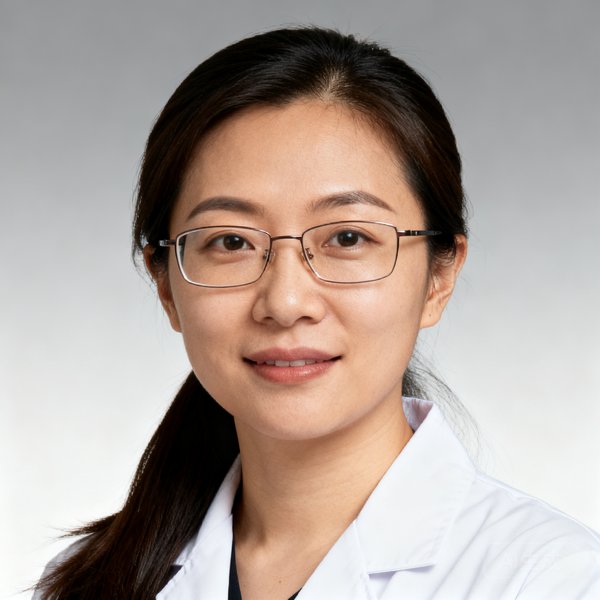 球速体育首席数据科学家王睿的半身肖像照，一位三十多岁的女性，长发束起，戴着细框眼镜，穿着白色实验服风格的外套。